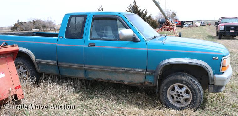 image for item DC7647 1994 Dodge Dakota Club Cab pickup truck