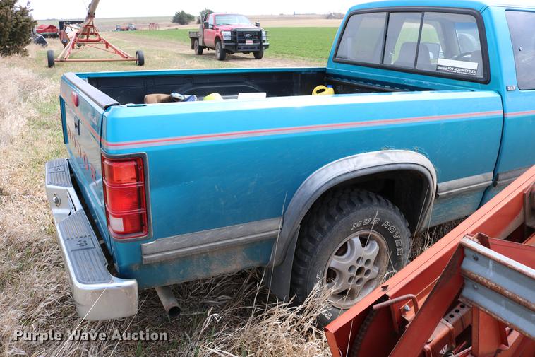 image for item DC7647 1994 Dodge Dakota Club Cab pickup truck