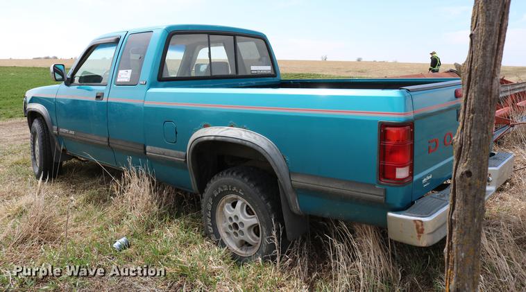 image for item DC7647 1994 Dodge Dakota Club Cab pickup truck