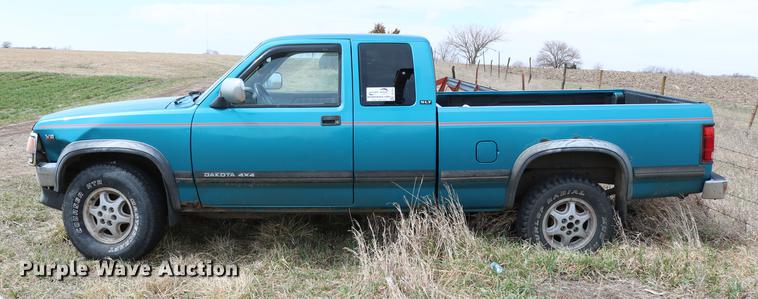 image for item DC7647 1994 Dodge Dakota Club Cab pickup truck