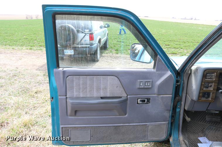 image for item DC7647 1994 Dodge Dakota Club Cab pickup truck