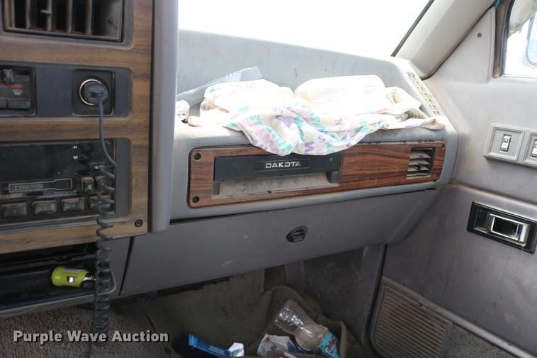 image for item DC7647 1994 Dodge Dakota Club Cab pickup truck