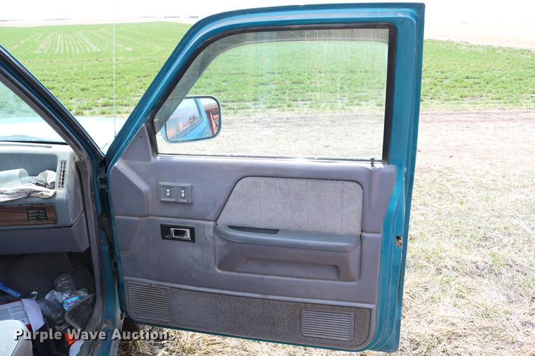 image for item DC7647 1994 Dodge Dakota Club Cab pickup truck