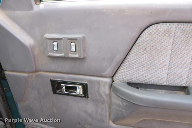 image for item DC7647 1994 Dodge Dakota Club Cab pickup truck