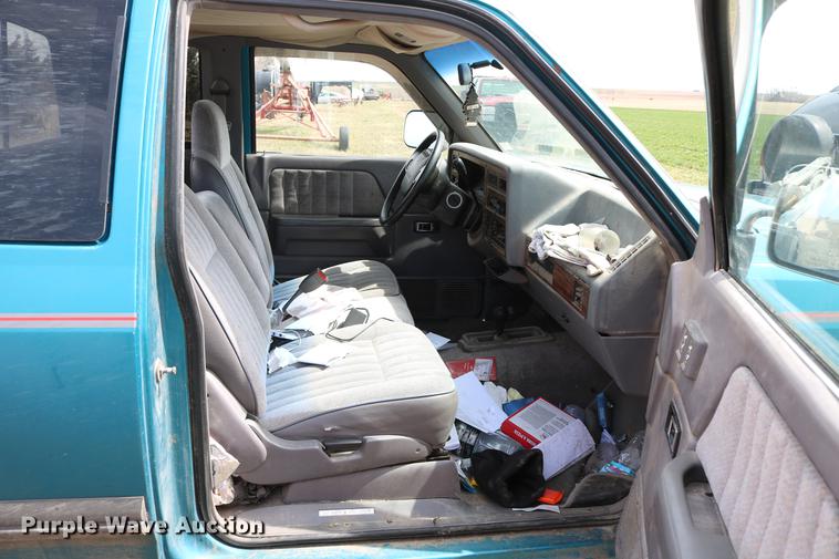 image for item DC7647 1994 Dodge Dakota Club Cab pickup truck