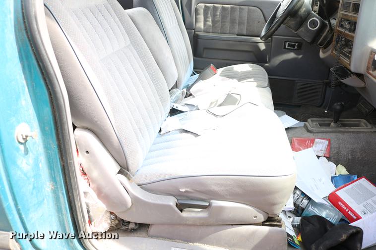 image for item DC7647 1994 Dodge Dakota Club Cab pickup truck