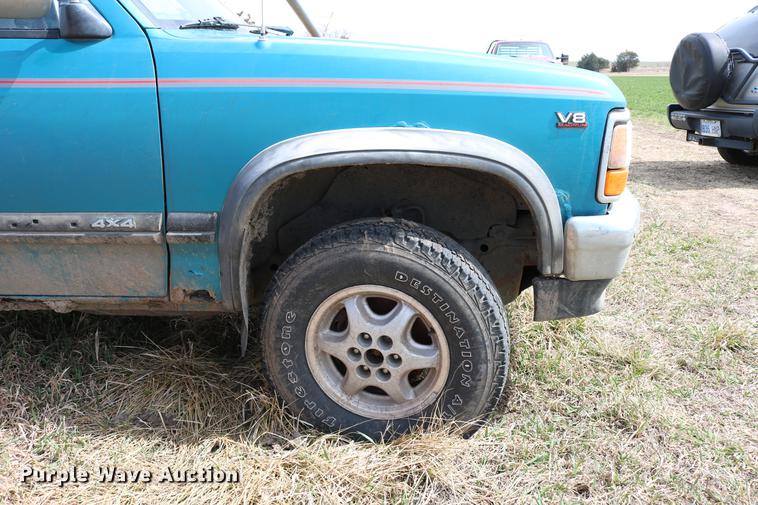 image for item DC7647 1994 Dodge Dakota Club Cab pickup truck