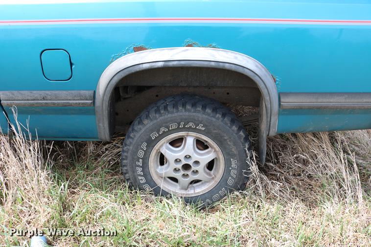 image for item DC7647 1994 Dodge Dakota Club Cab pickup truck