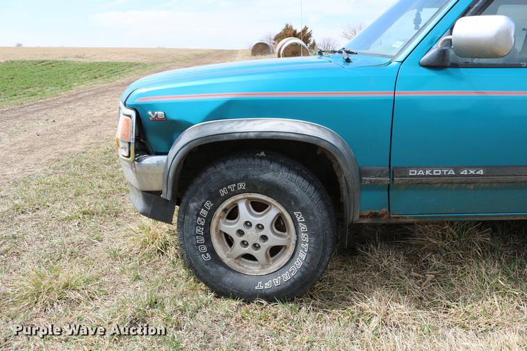 image for item DC7647 1994 Dodge Dakota Club Cab pickup truck