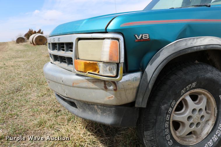 image for item DC7647 1994 Dodge Dakota Club Cab pickup truck