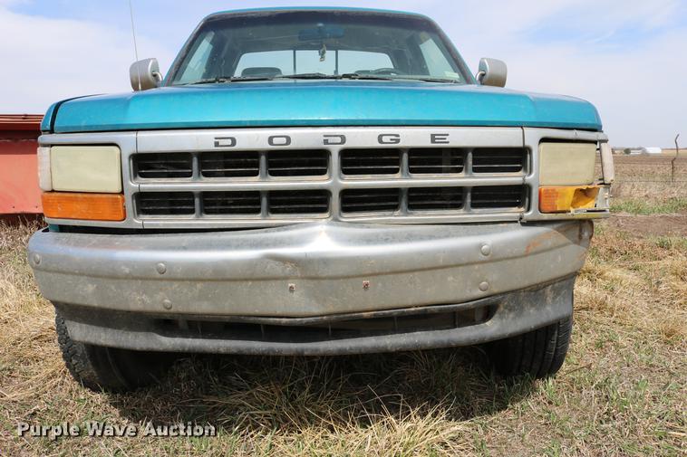 image for item DC7647 1994 Dodge Dakota Club Cab pickup truck