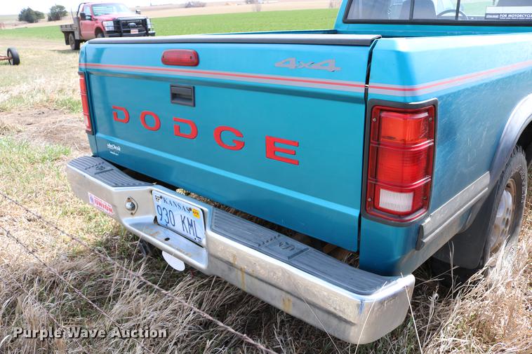 image for item DC7647 1994 Dodge Dakota Club Cab pickup truck