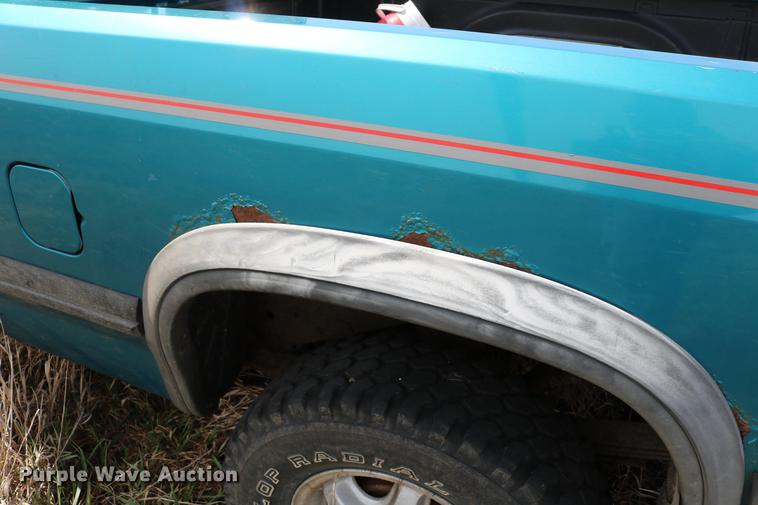 image for item DC7647 1994 Dodge Dakota Club Cab pickup truck