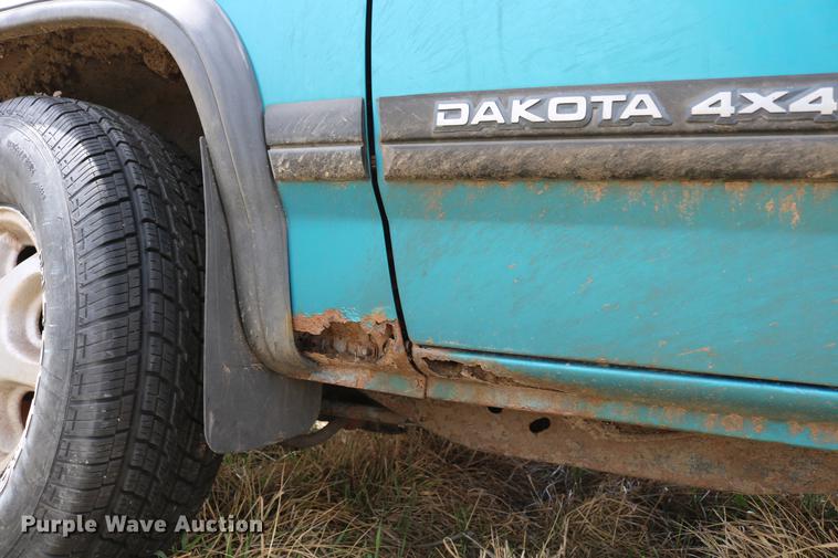 image for item DC7647 1994 Dodge Dakota Club Cab pickup truck