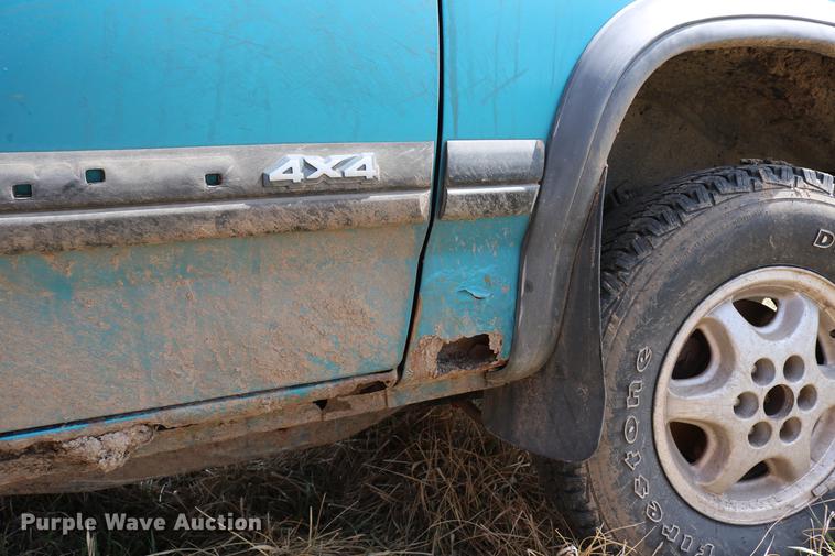 image for item DC7647 1994 Dodge Dakota Club Cab pickup truck