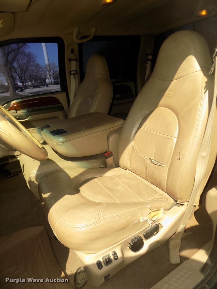 image for item DD2789 2000 Ford F350 Super Duty Lariat Crew Cab pickup truck