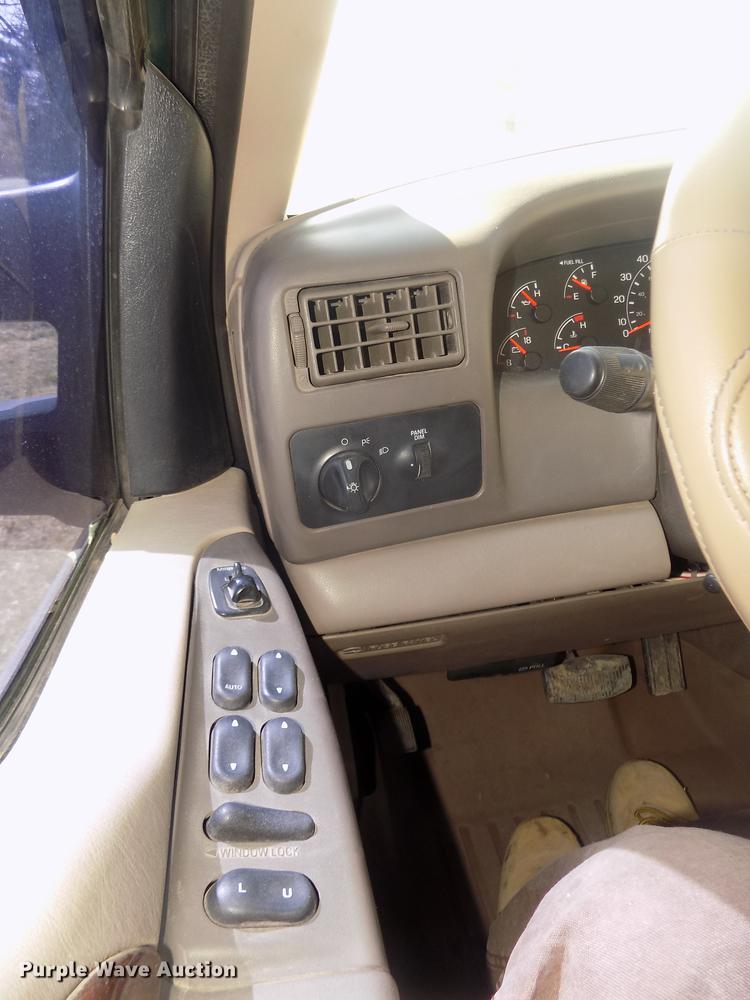 image for item DD2789 2000 Ford F350 Super Duty Lariat Crew Cab pickup truck