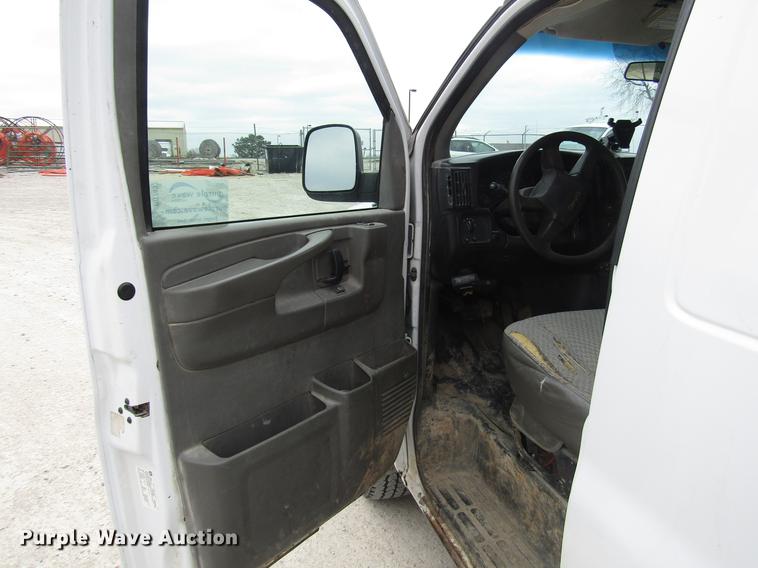 image for item DD7437 2006 GMC Savana G1500 van