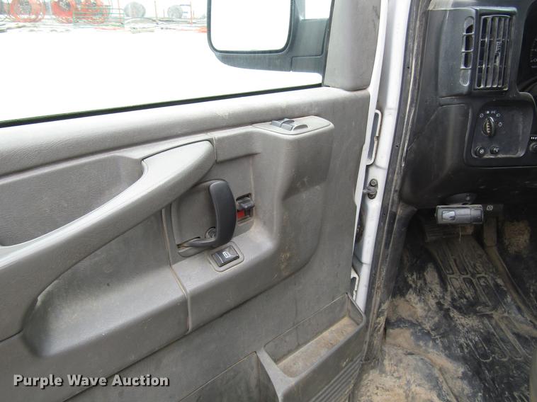 image for item DD7437 2006 GMC Savana G1500 van