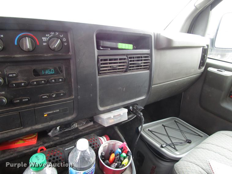 image for item DD7437 2006 GMC Savana G1500 van