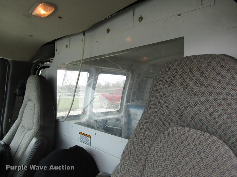 image for item DD7437 2006 GMC Savana G1500 van