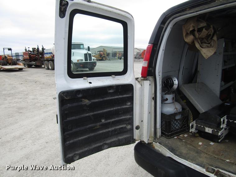 image for item DD7437 2006 GMC Savana G1500 van
