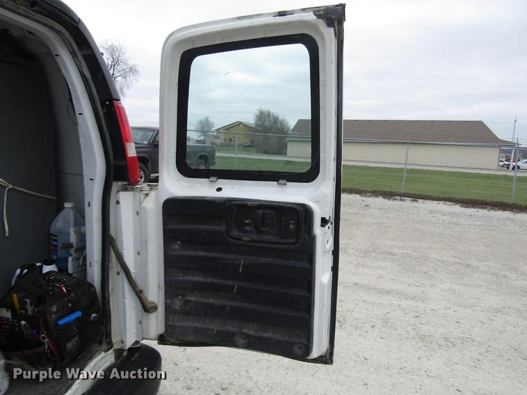 image for item DD7437 2006 GMC Savana G1500 van