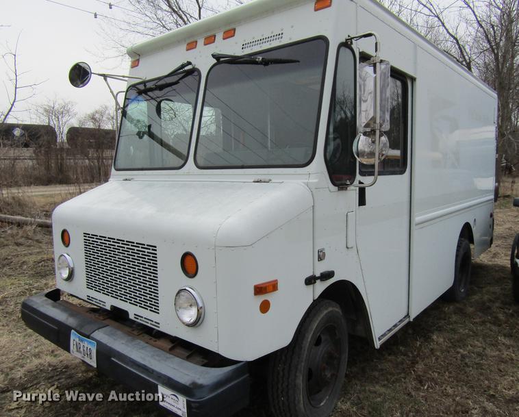 image for item DF3767 2003 Workhorse box truck