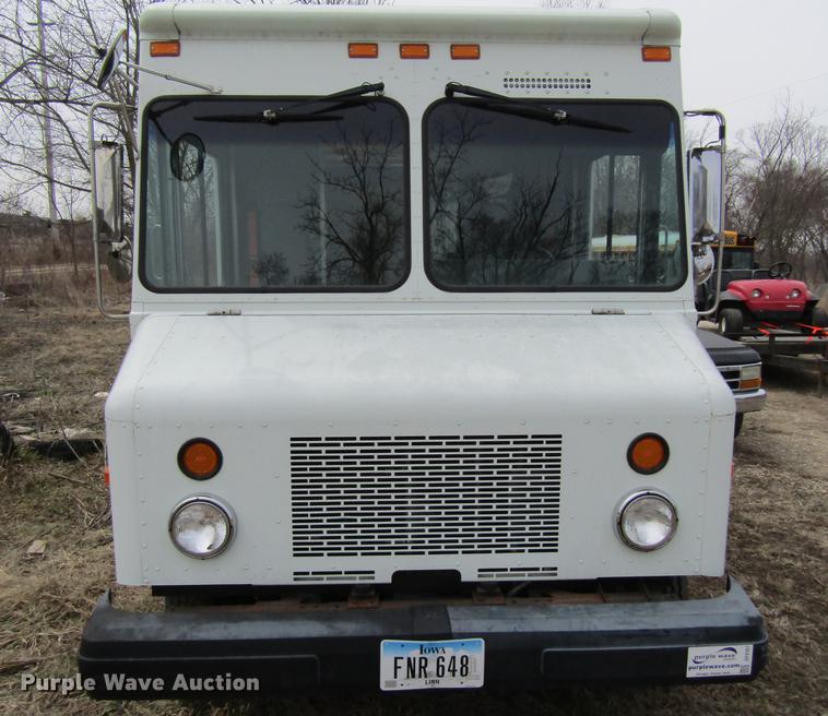 image for item DF3767 2003 Workhorse box truck