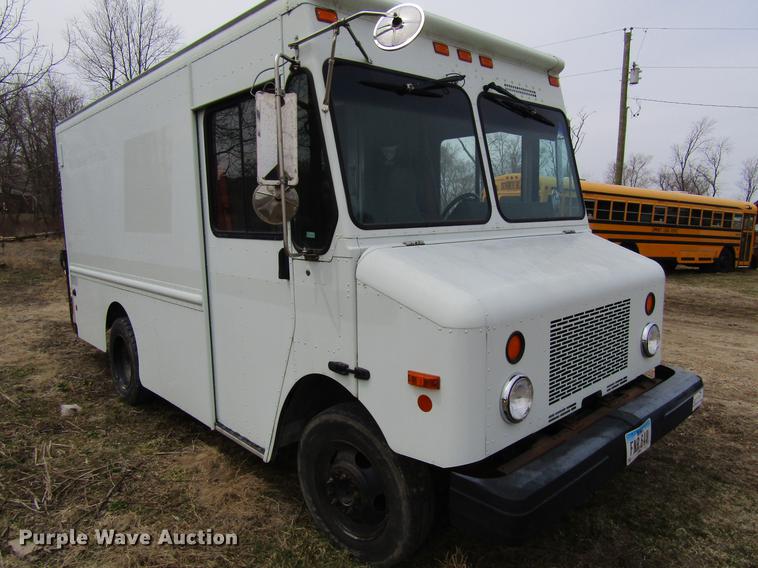 image for item DF3767 2003 Workhorse box truck