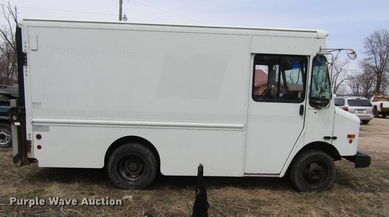 image for item DF3767 2003 Workhorse box truck