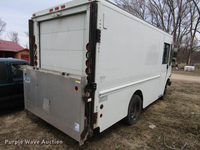 image for item DF3767 2003 Workhorse box truck