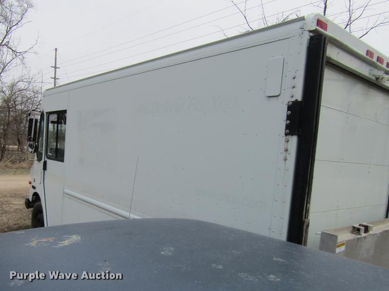 image for item DF3767 2003 Workhorse box truck