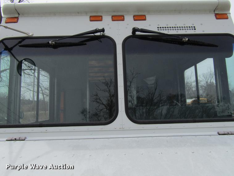 image for item DF3767 2003 Workhorse box truck