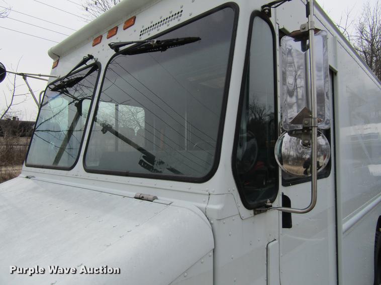 image for item DF3767 2003 Workhorse box truck