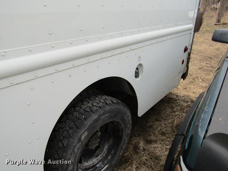 image for item DF3767 2003 Workhorse box truck