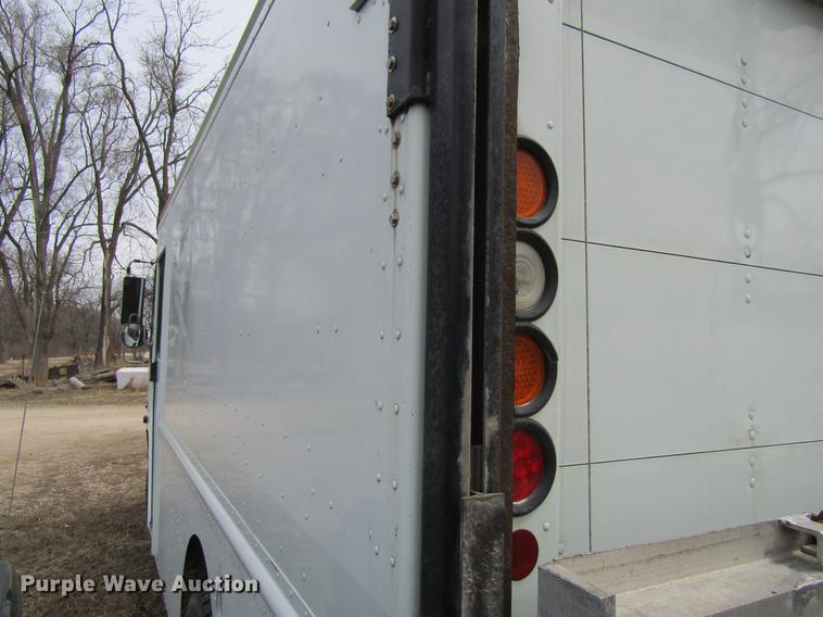 image for item DF3767 2003 Workhorse box truck