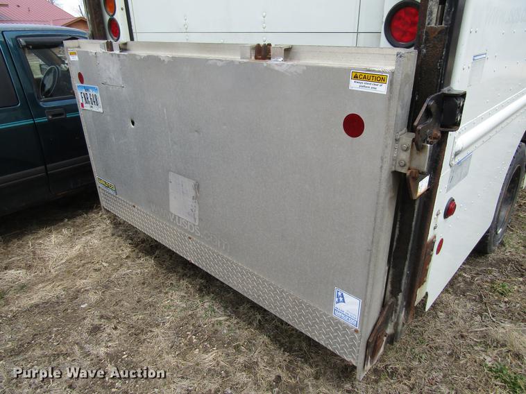 image for item DF3767 2003 Workhorse box truck