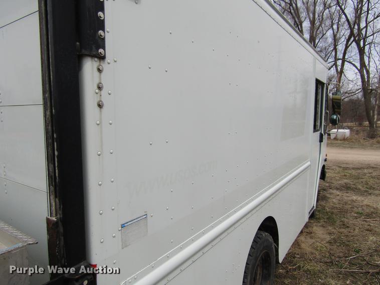 image for item DF3767 2003 Workhorse box truck