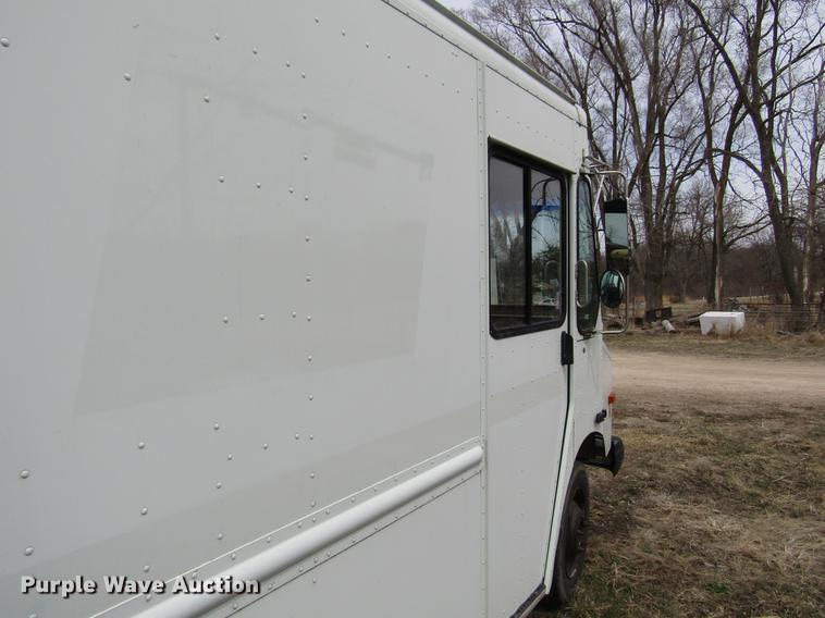 image for item DF3767 2003 Workhorse box truck