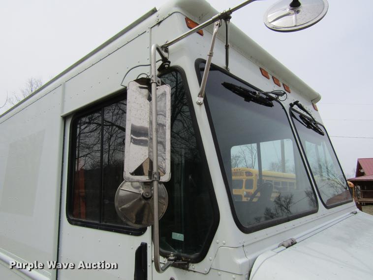 image for item DF3767 2003 Workhorse box truck