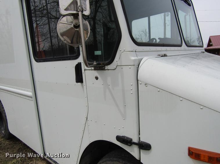 image for item DF3767 2003 Workhorse box truck