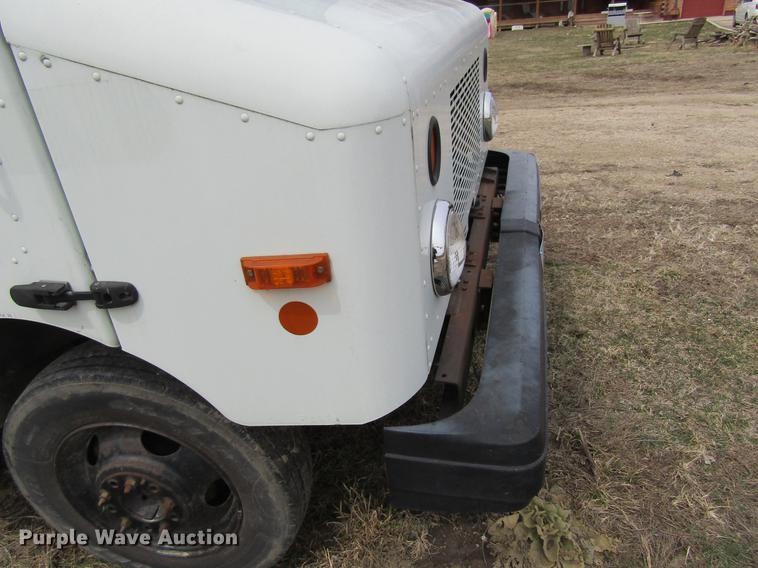 image for item DF3767 2003 Workhorse box truck