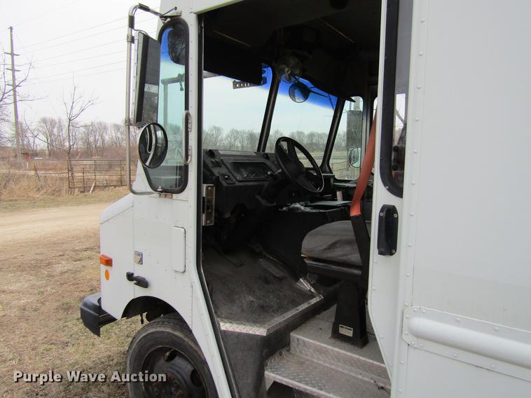 image for item DF3767 2003 Workhorse box truck