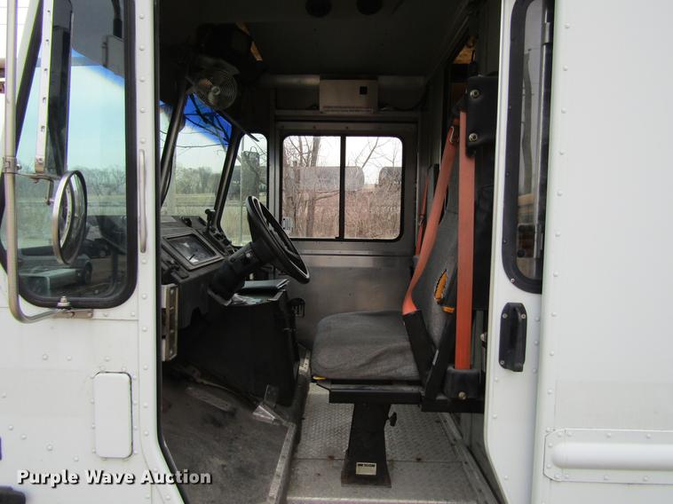 image for item DF3767 2003 Workhorse box truck