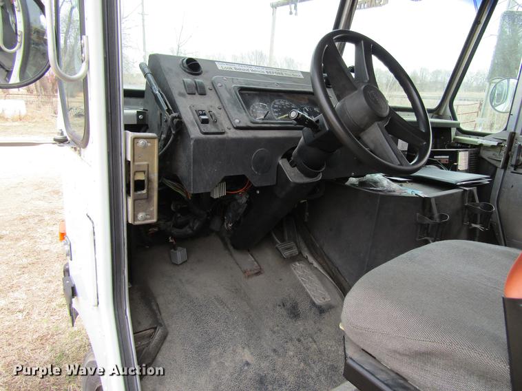 image for item DF3767 2003 Workhorse box truck