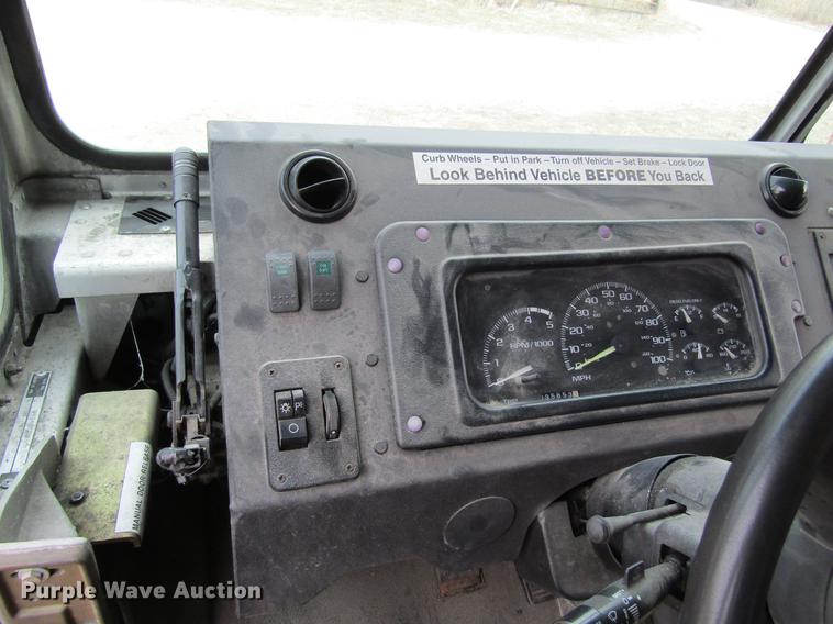 image for item DF3767 2003 Workhorse box truck