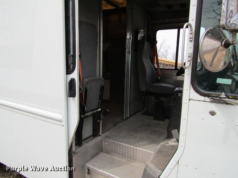 image for item DF3767 2003 Workhorse box truck