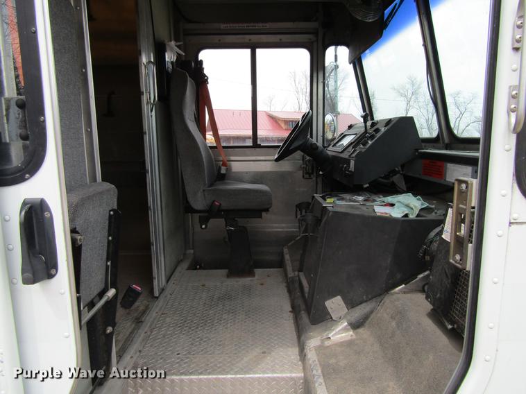 image for item DF3767 2003 Workhorse box truck