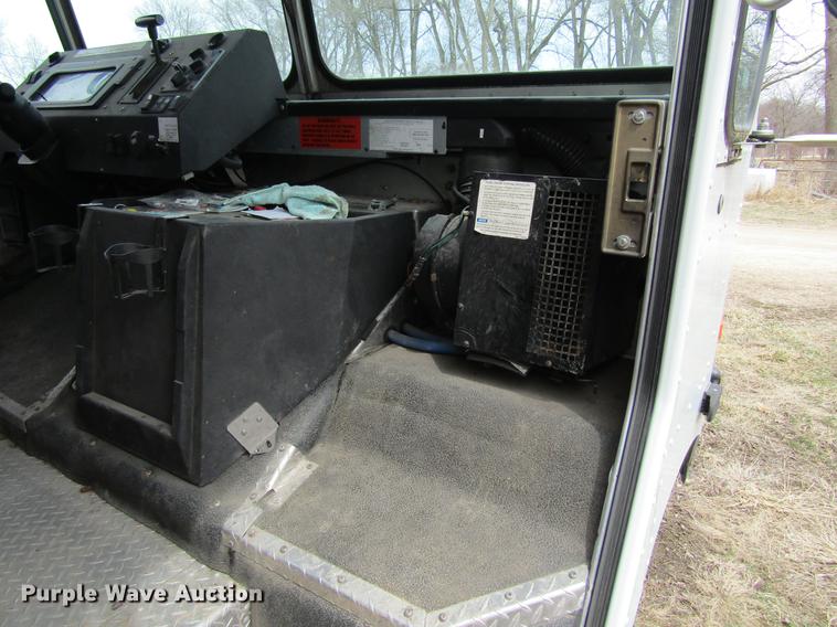 image for item DF3767 2003 Workhorse box truck